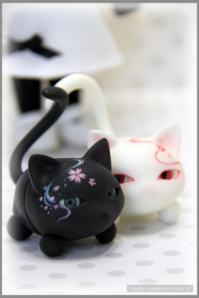 Малышка и черно-белые котики (фото 2)