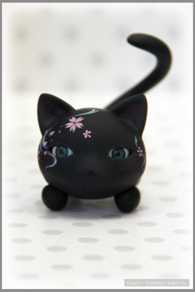 Малышка и черно-белые котики (фото 5)