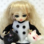 Малышка и черно-белые котики