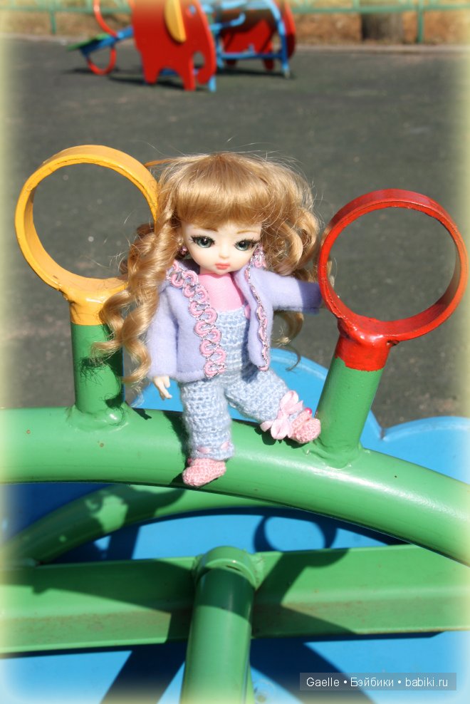 Малышка Hujoo на детской площадке (фото 5)