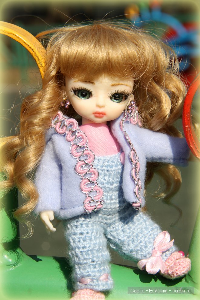 Малышка Hujoo на детской площадке (фото 6)