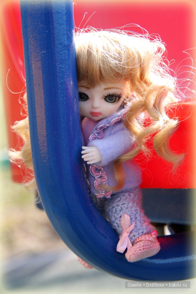 Малышка Hujoo на детской площадке (фото 4)