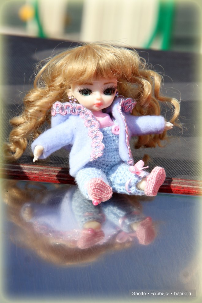 Малышка Hujoo на детской площадке