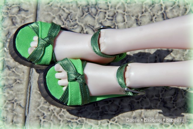 Яркий летний комплект для куклы: платье и туфельки (фото 8)