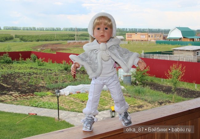 На улице лето...А ко мне приехала такая вот зимняя компания-Снегурочки Готц ( Gotz)