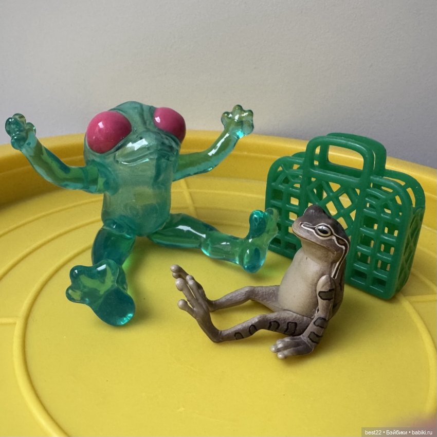 Квакушка с розовыми глазами (фото 3)