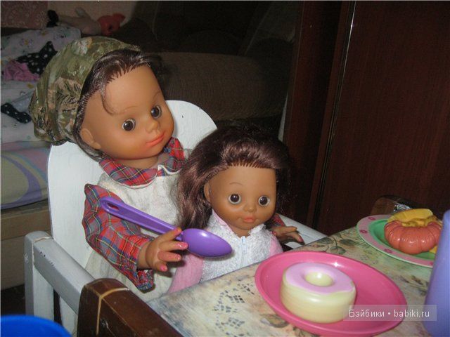 кормит сестренку