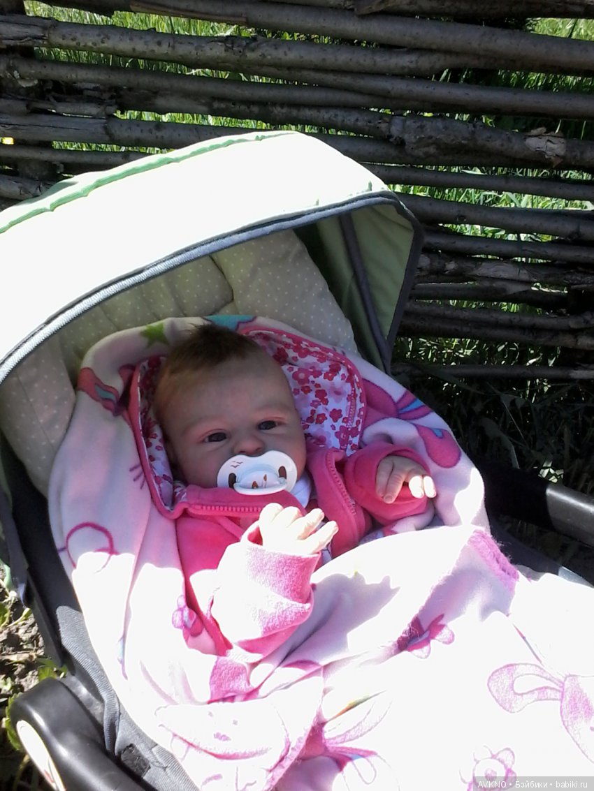 Коляска куклы реборн эльза реборн бейби коляска. Прогулка с реборном в коляске. Зимние костюмы для реборнов. Прогулка с реборном в коляске. Прогулка с куклой реборн.