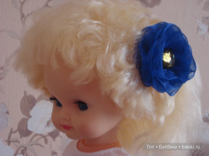 заколочка поближе на Ане