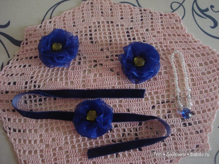 украшения Ани: пояс, две заколки и бусики