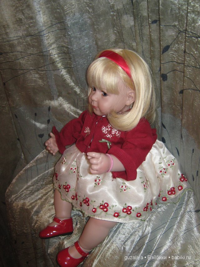 а это Констанция, тоже в родной одежке