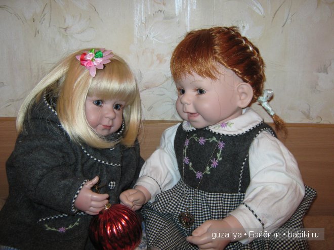 девочки шепчутся о чем-то своем