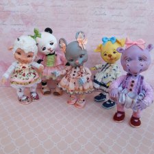 Стоят девчонки