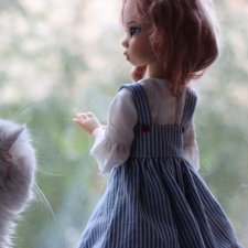 Девочка, стоящая у окна