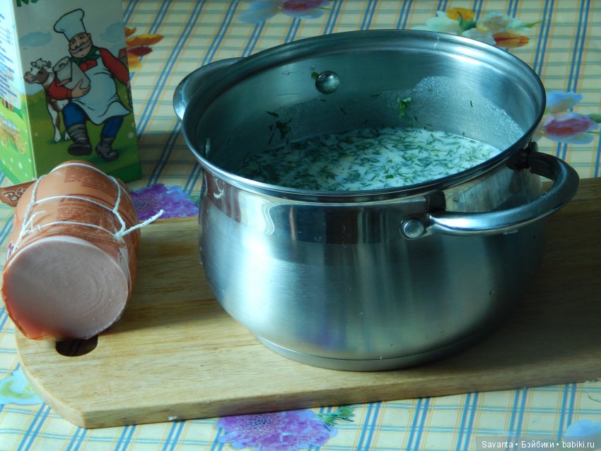 Скромная окрошка на кефире с колбасой