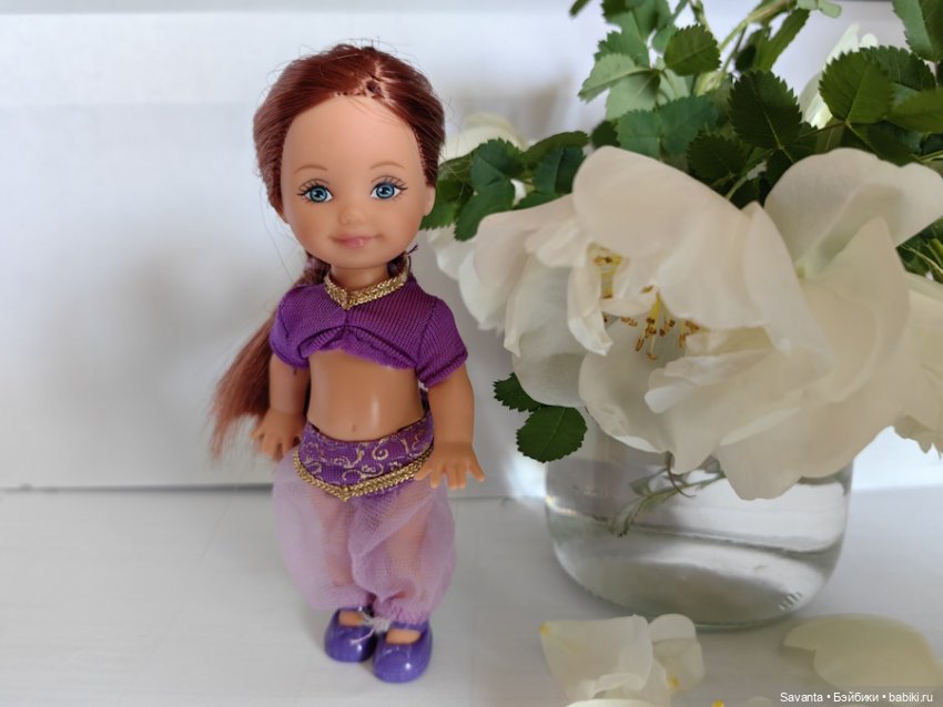 Куколки Келли и дикий белый шиповник