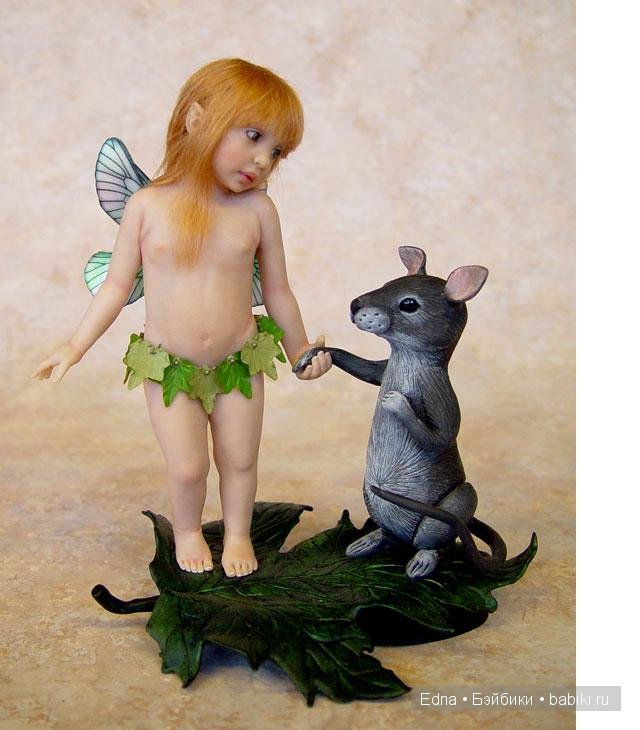 Новые друзья (Маленькая фея и ее новый друг около 6 дюймов сидя. Оба они полностью из полимерной глины. Ее глаза рукой росписи, зеленого  цвета, ее волосы из  окрашенного мохера, рыжего цвета. Лилии из полимерной глины. Крылья напечатаны на шелке с проводом, для формирования  естественного вида)