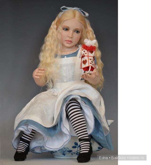 Алиса с мышью на чайнике