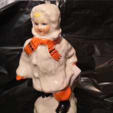 Фарфоровая статуэтка Девочка с санками