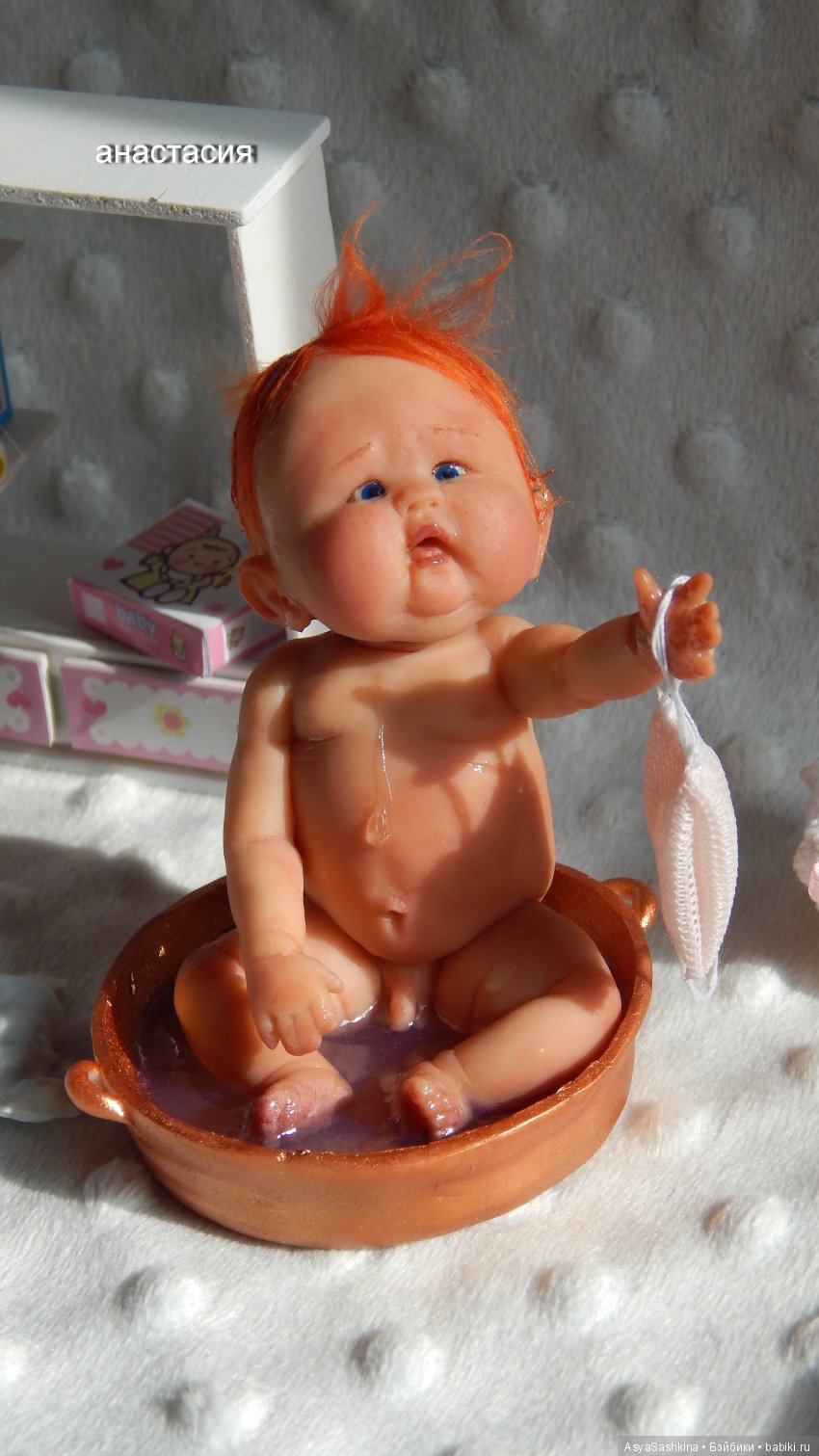 В тазике. Авторская кукла Аси Сашкиной
