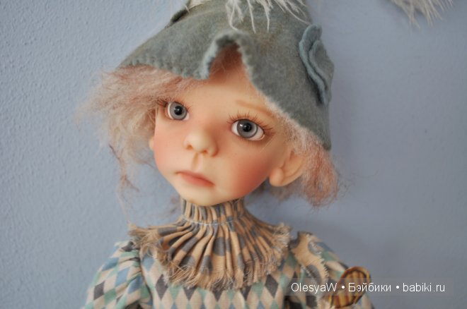 Морис (Maurice Kaye Wiggs) в роли Арлекина