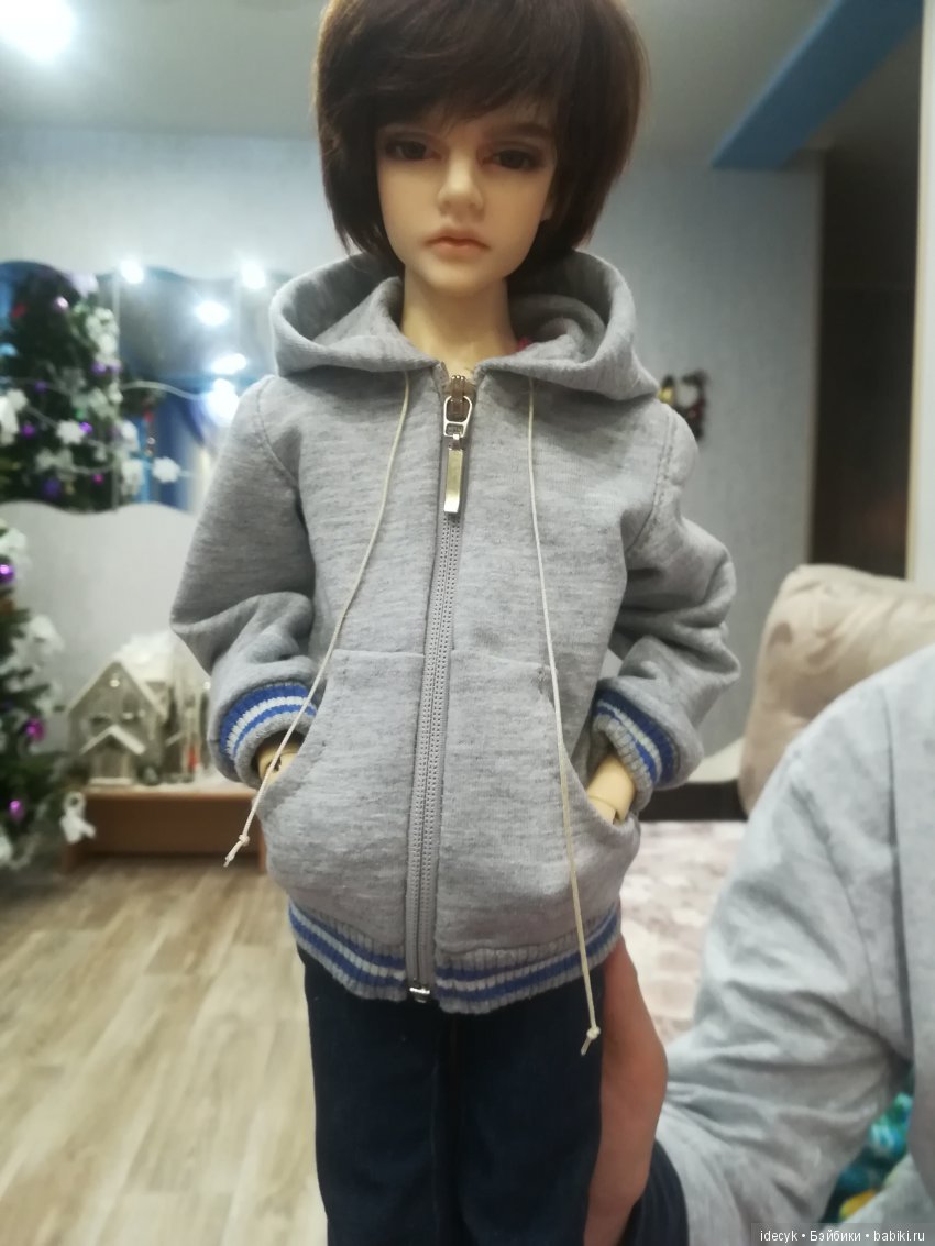 Забыла познакомить...это Алекс,он у нас работает Дедом морозом!