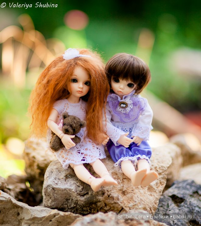 Мишель с новой сестренкой на прогулке