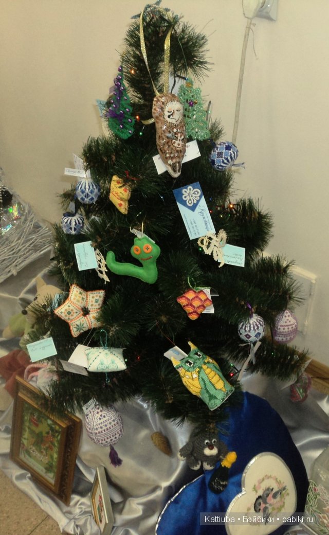 елочка с игрушками