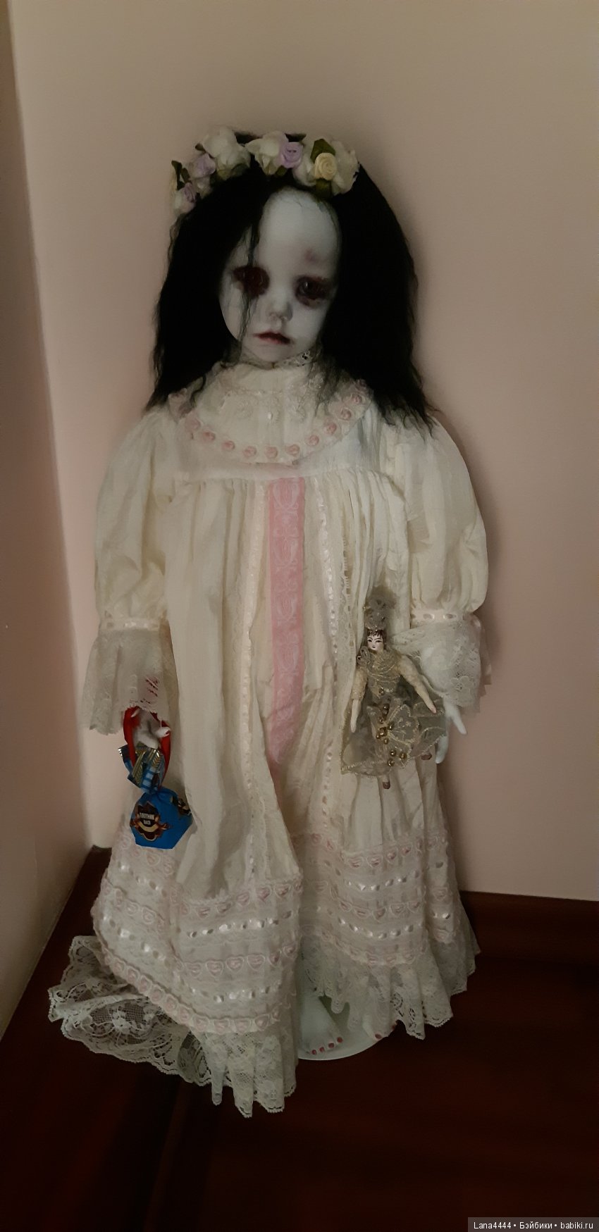 А эта девочка  живет у меня