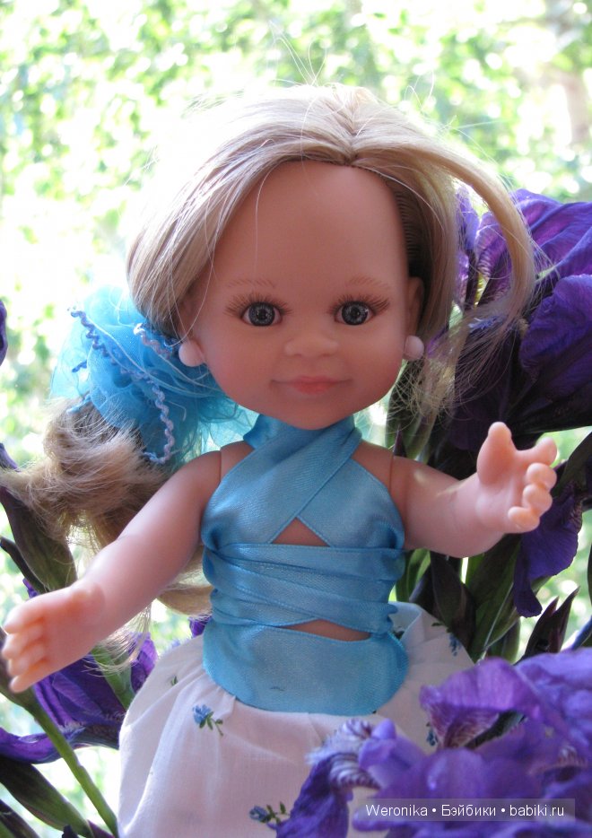 Первые цветы, которые цветут у нас... Моя прогулка с куклой Клеопатра от Paola Reina