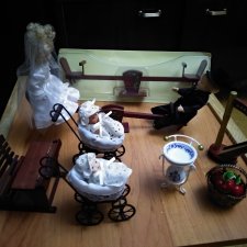 Кукольная миниатюра. Качельки, колясочки, парта и др.предметы быта:) Кукольная миниатюра. Качельки, колясочки, парта и др.предметы быта:)