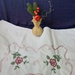 Красивая льняная скатерть с вышивкой ручной работы, производства Европы, для кукольного дома:)