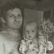 Папа, дочка и кукла...