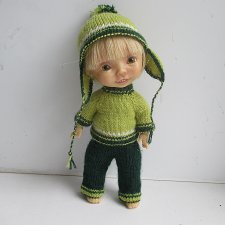 Зеленый костюм.