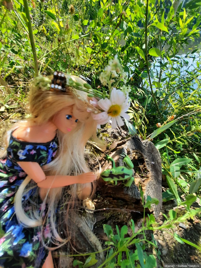 Петра любуется лягушкой.