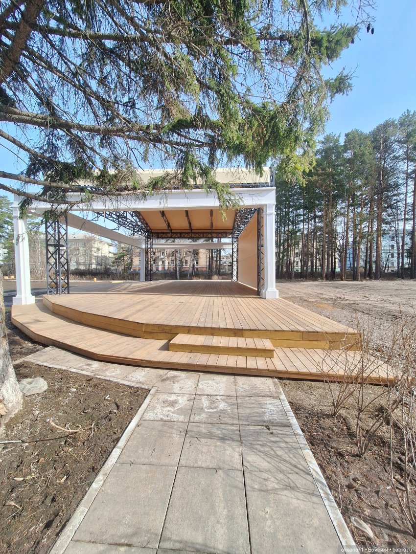 Хитрули и белочки на прогулке в парке