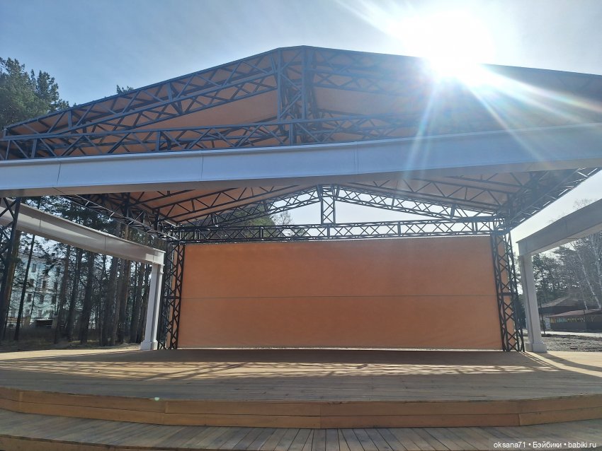 Хитрули и белочки на прогулке в парке