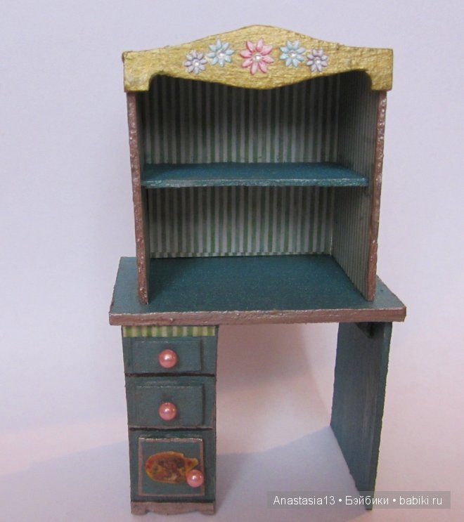 Делаем старинный книжный шкаф для кукол из картона