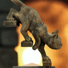 Статуэтка Котик спускается по лестнице