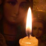 А свечи плачут за людей... Под сердцем боль невыносима...