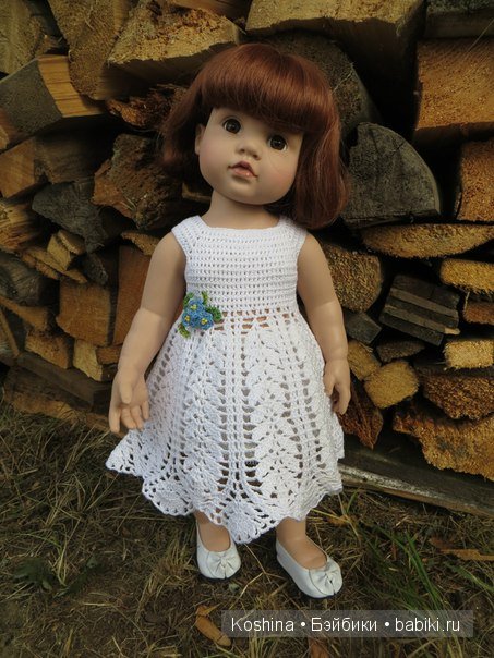 Лондон и ее новое платье с брошками (фото 5)