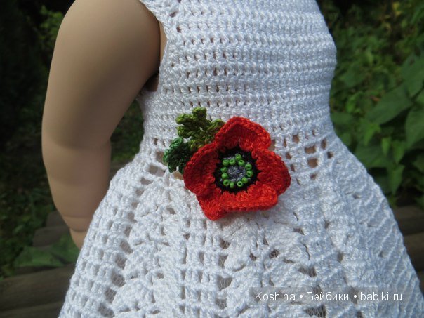 Лондон и ее новое платье с брошками (фото 2)