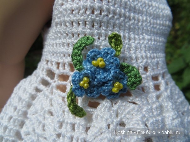 Лондон и ее новое платье с брошками (фото 6)