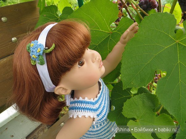 Лондон и ее новое платье с брошками (фото 9)