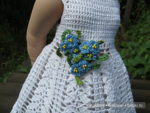 Лондон и ее новое платье с брошками (фото 8)