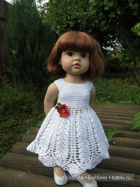 Лондон и ее новое платье с брошками