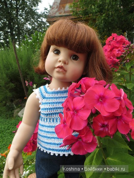 Лондон и ее новое платье с брошками