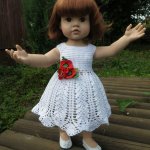 Лондон и ее новое платье с брошками