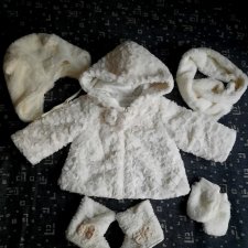 Ищет хозяйку меховая шубка с шапкой, шарфиком, варежками и уггами Ищет хозяйку меховая шубка с шапкой, шарфиком, варежками и уггами