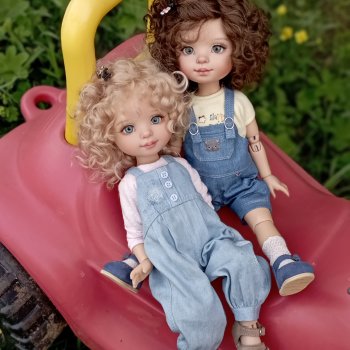 Две сестрички...